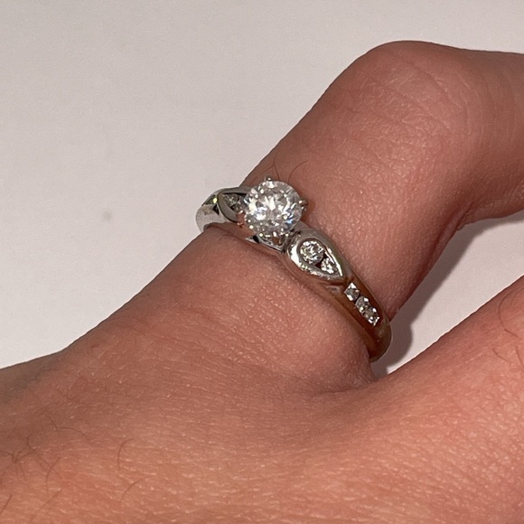 Solid 14K White Gold Natural Round Cut Diamond Solitaire Engagement Vintage Ring - Picture 1 of 17